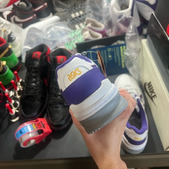 ASICS lakers color way - Picture 4 of 5